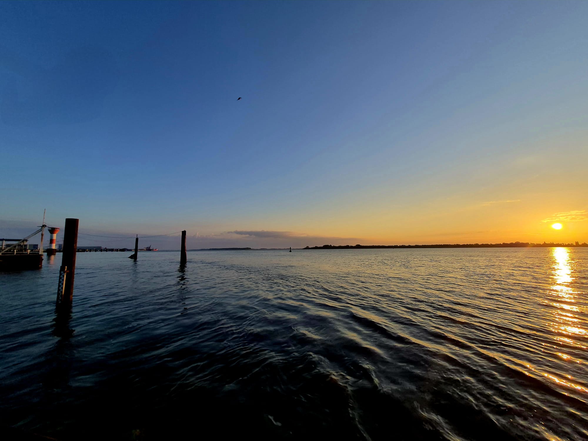 Sonnenuntergang am Hafen der Niederelbe